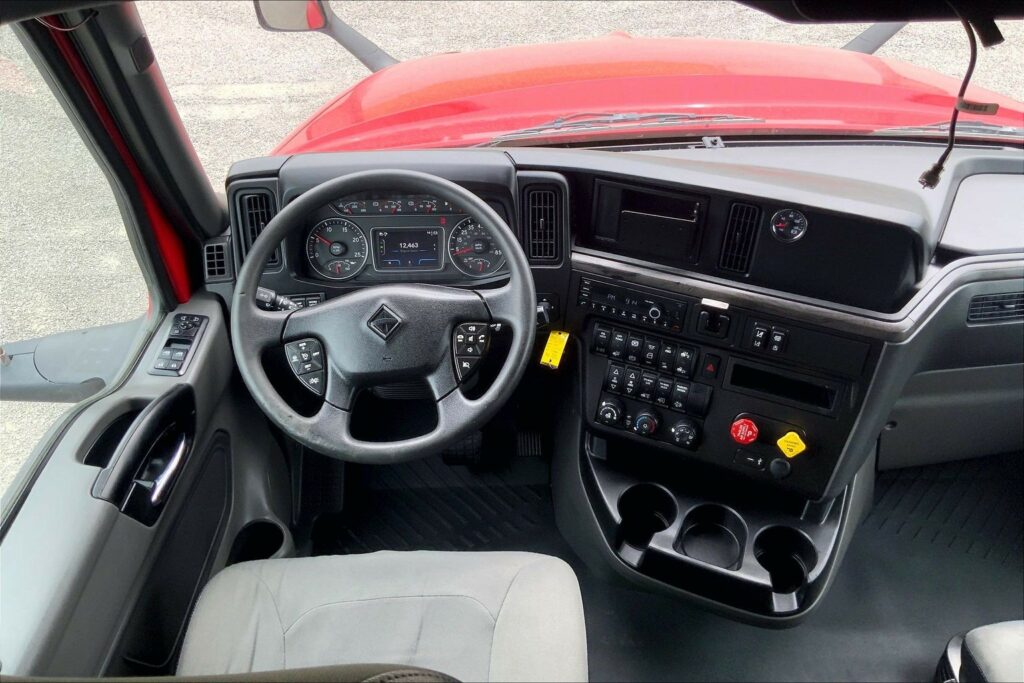 2023 CUM LT625 6X4 Sleeper