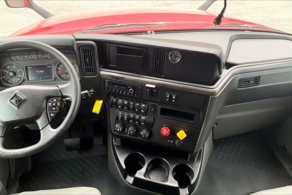 2023 CUM LT625 6X4 Sleeper