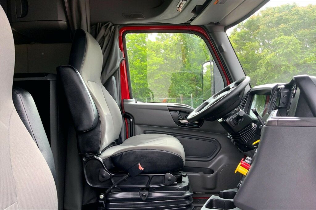 2023 CUM LT625 6X4 Sleeper