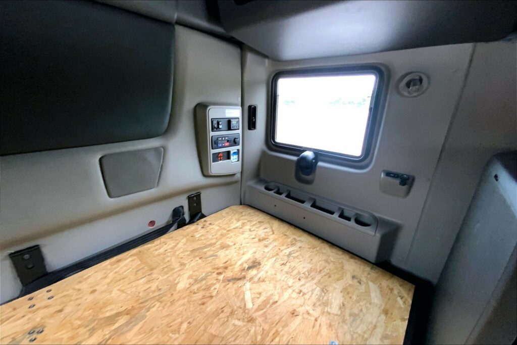 2023 CUM LT625 6X4 Sleeper