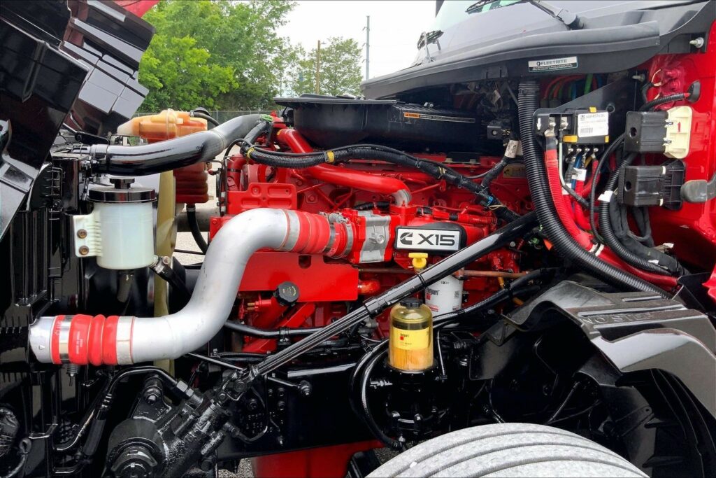 2023 CUM LT625 6X4 Sleeper