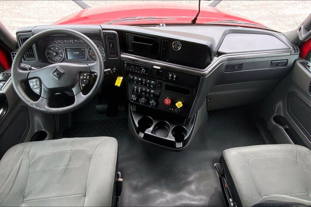 2023 CUM LT625 6X4 Sleeper
