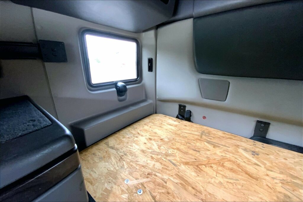 2023 CUM LT625 6X4 Sleeper
