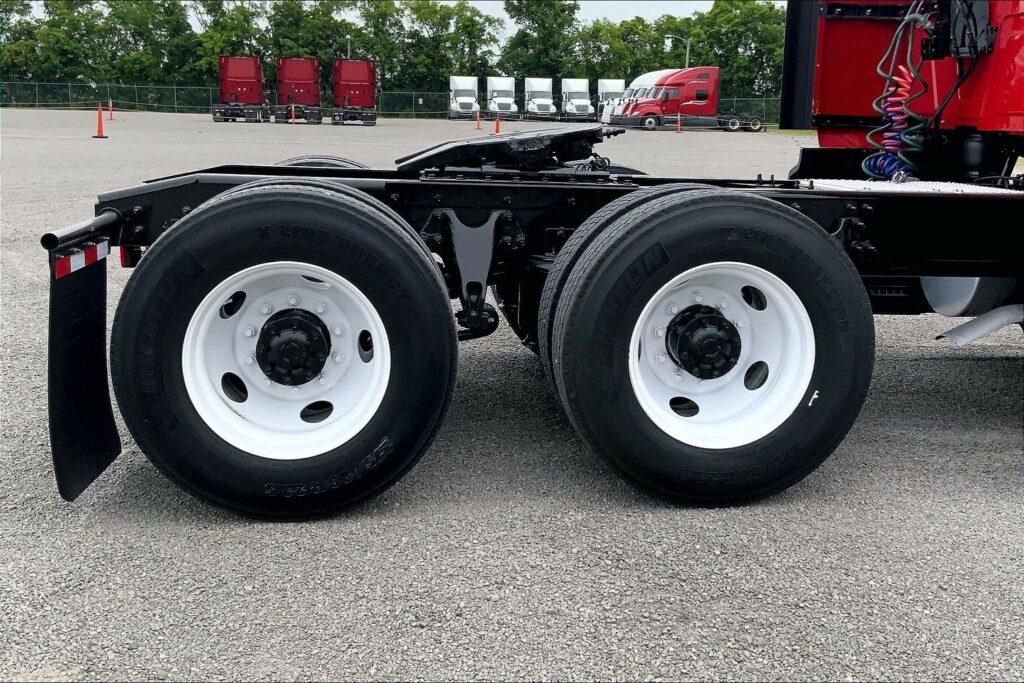 2023 CUM LT625 6X4 Sleeper