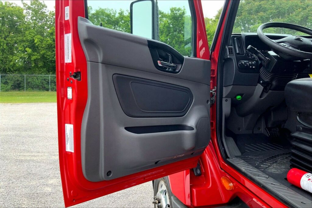 2023 CUM LT625 6X4 Sleeper