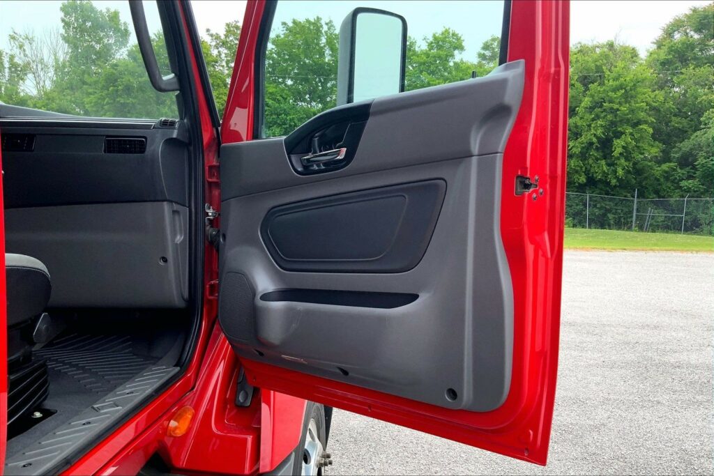 2023 CUM LT625 6X4 Sleeper
