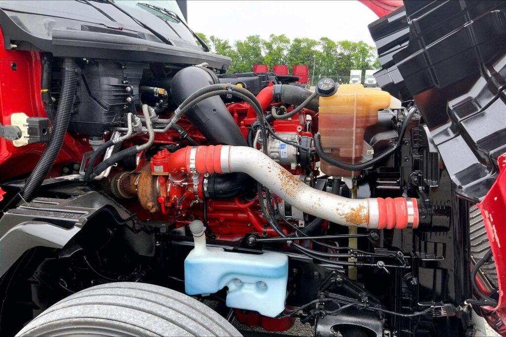 2023 CUM LT625 6X4 Sleeper