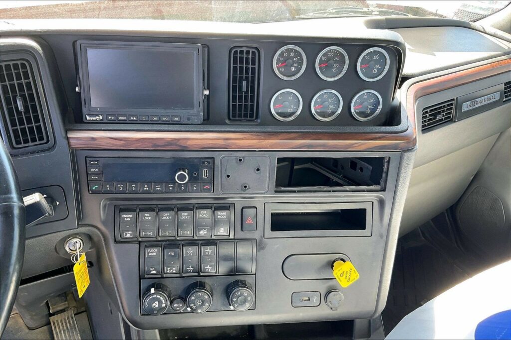 2024 INT HX620 Day Cab