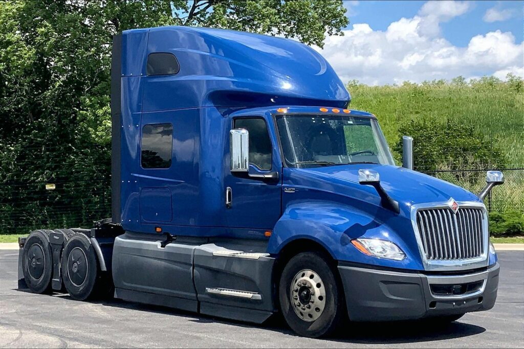 2022 CUM LT625 6×4 Sleeper