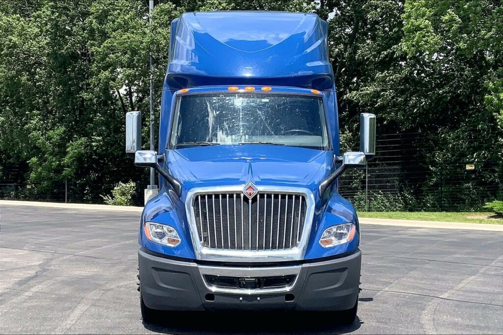2022 CUM LT625 6×4 Sleeper