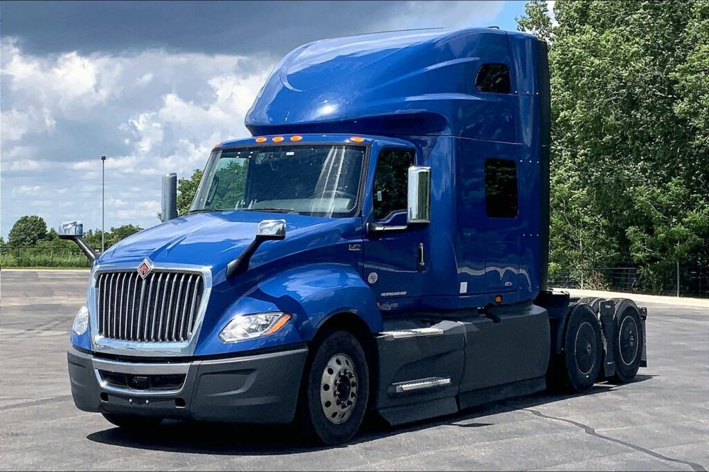 2022 CUM LT625 6×4 Sleeper