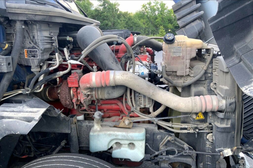 2022 CUM LT625 6×4 Sleeper