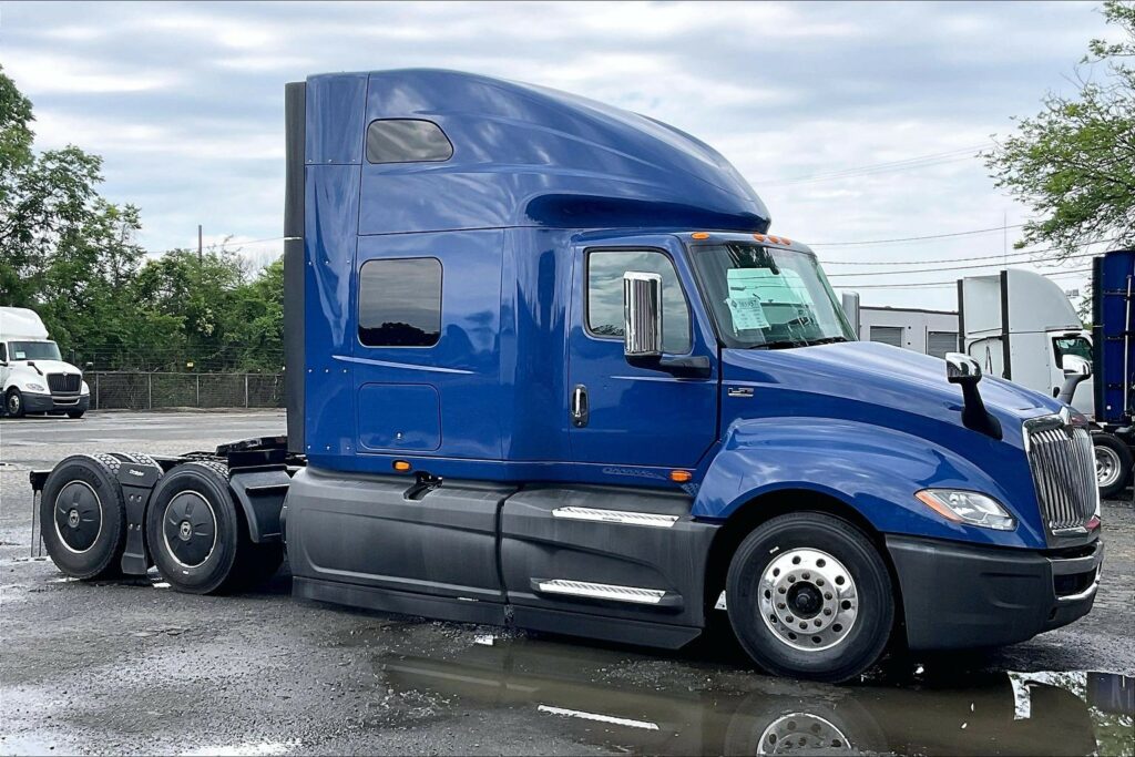 2022 CUM LT625 6×4 Sleeper