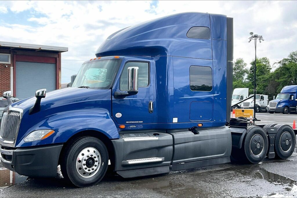 2022 CUM LT625 6×4 Sleeper