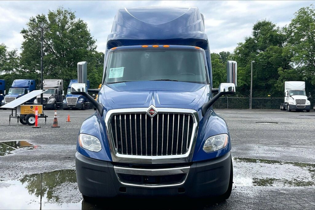 2022 CUM LT625 6×4 Sleeper