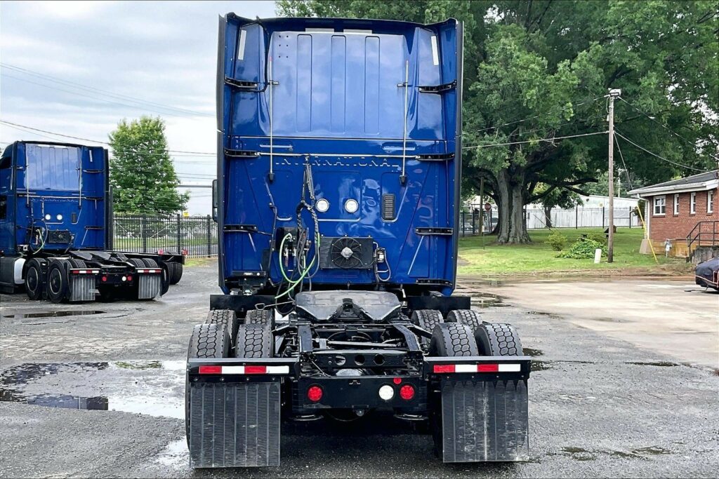 2022 CUM LT625 6×4 Sleeper