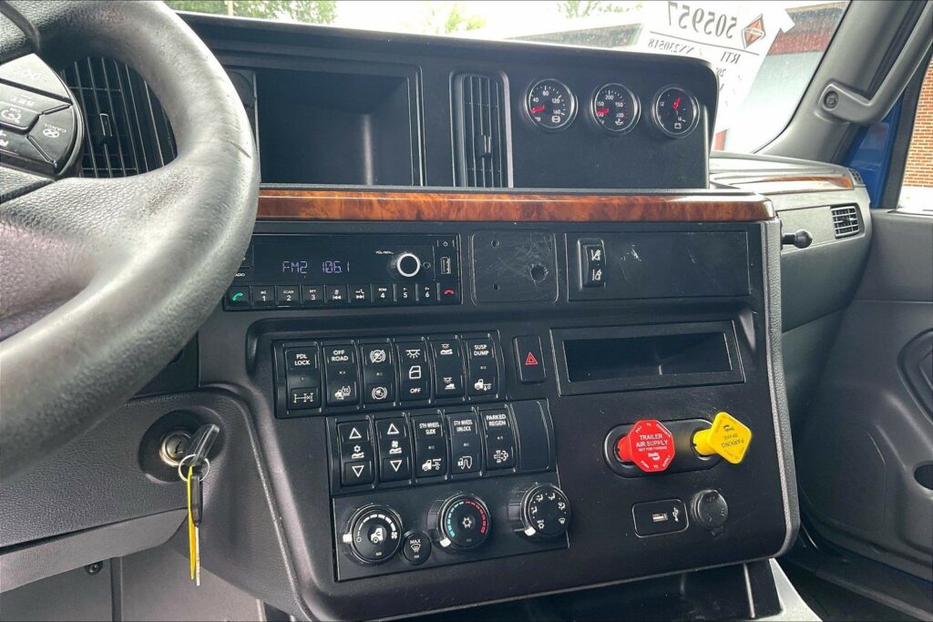 2022 CUM LT625 6×4 Sleeper