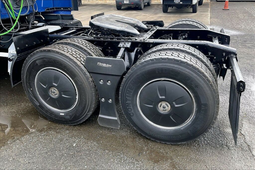 2022 CUM LT625 6×4 Sleeper
