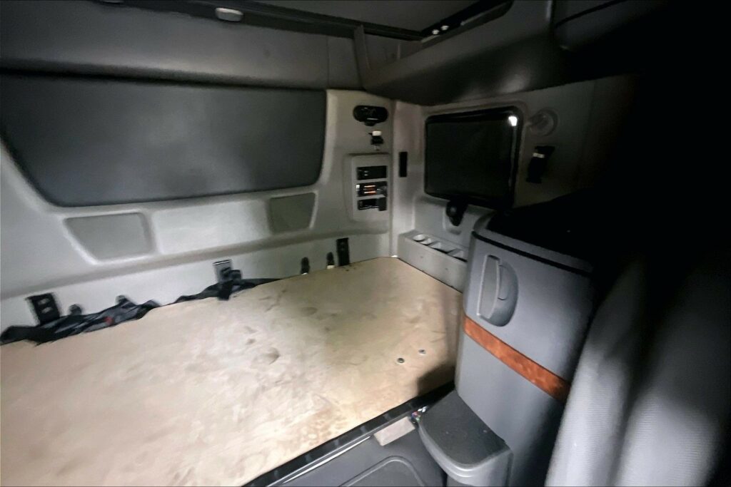 2022 CUM LT625 6×4 Sleeper