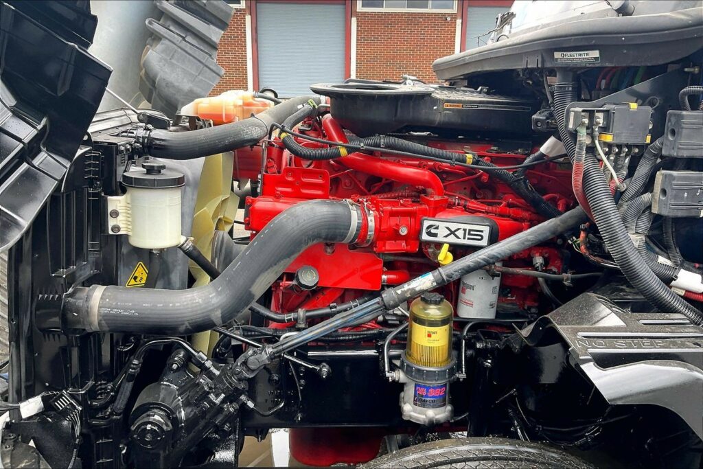 2022 CUM LT625 6×4 Sleeper