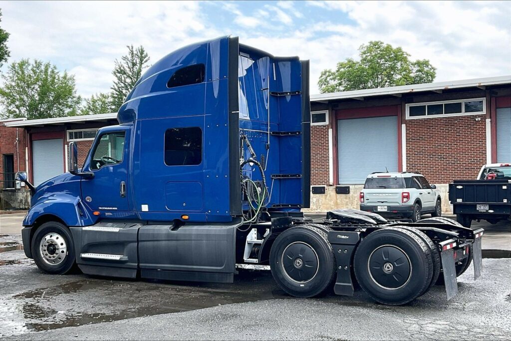 2022 CUM LT625 6×4 Sleeper