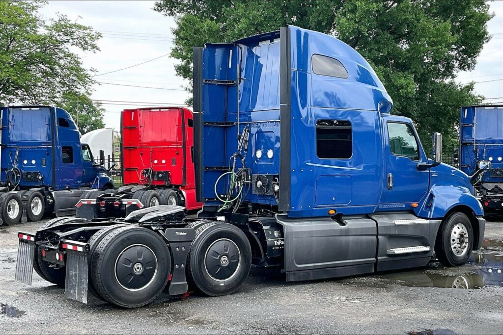 2022 CUM LT625 6×4 Sleeper