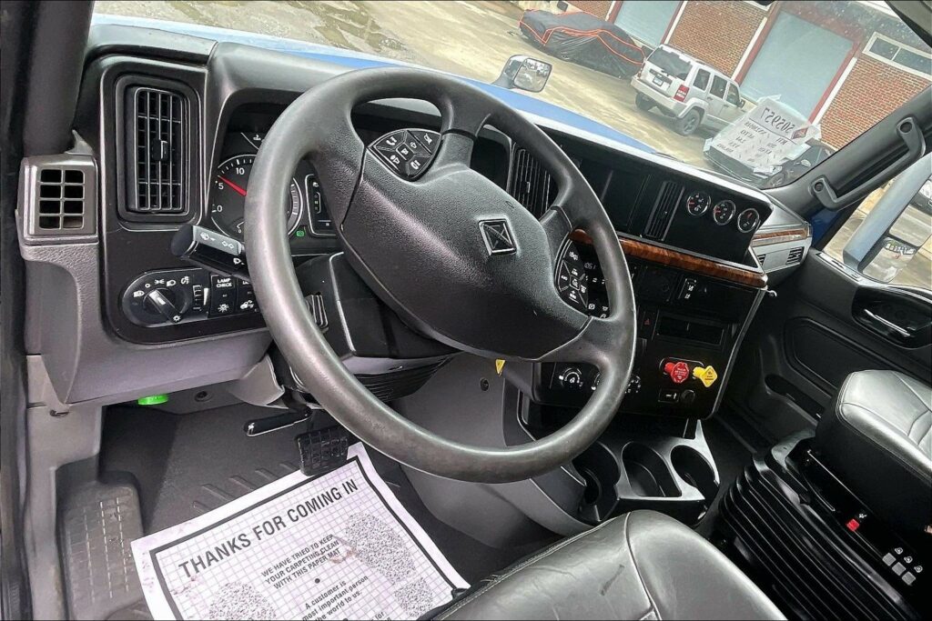 2022 CUM LT625 6×4 Sleeper