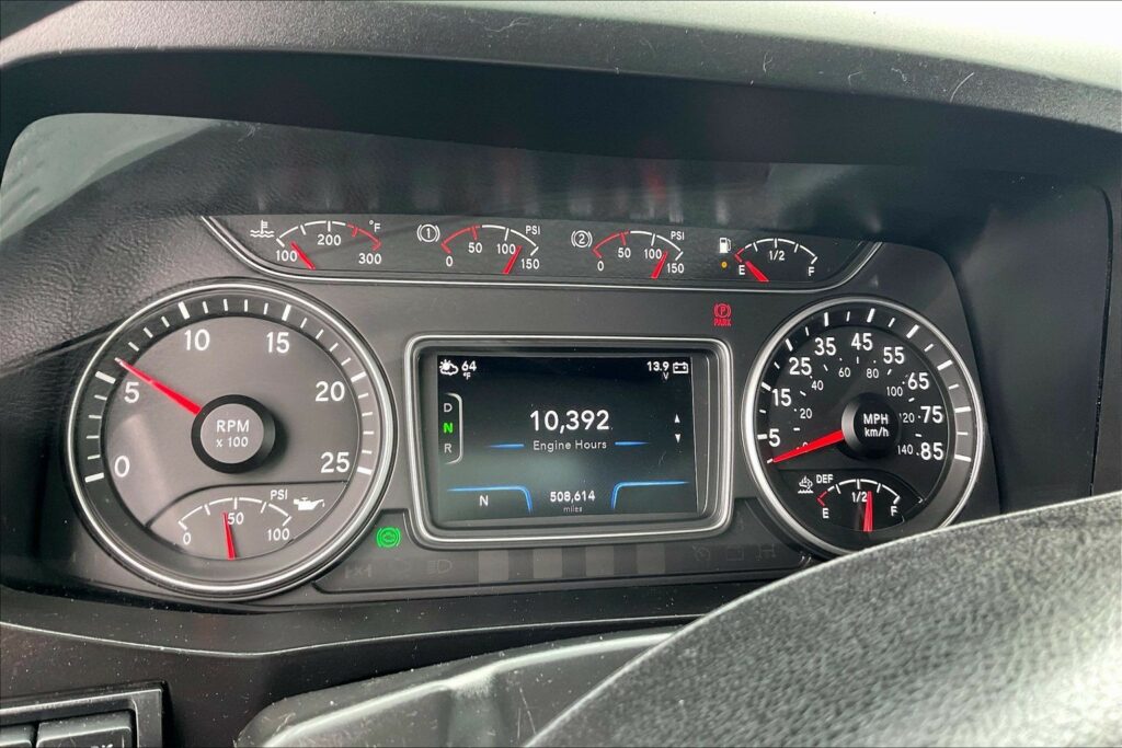 2022 CUM LT625 6×4 Sleeper
