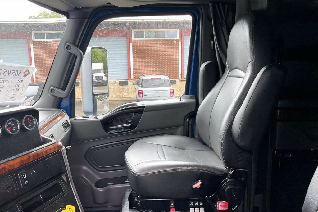 2022 CUM LT625 6×4 Sleeper