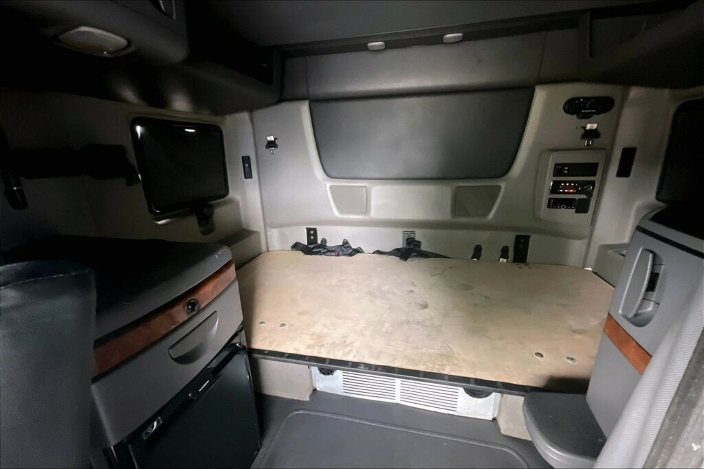 2022 CUM LT625 6×4 Sleeper