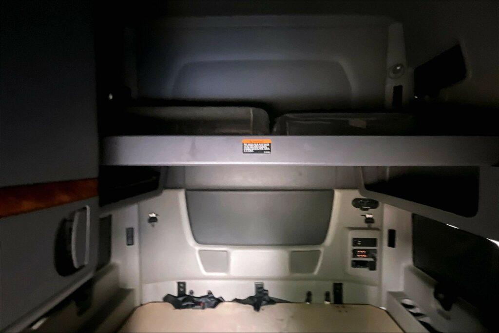 2022 CUM LT625 6×4 Sleeper