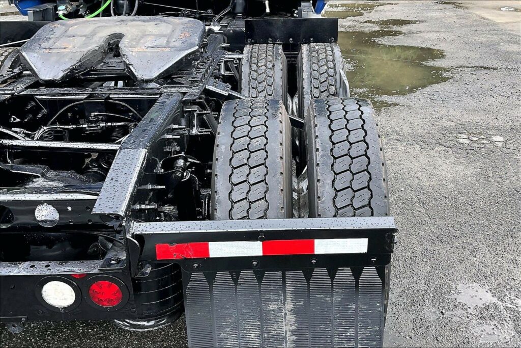 2022 CUM LT625 6×4 Sleeper