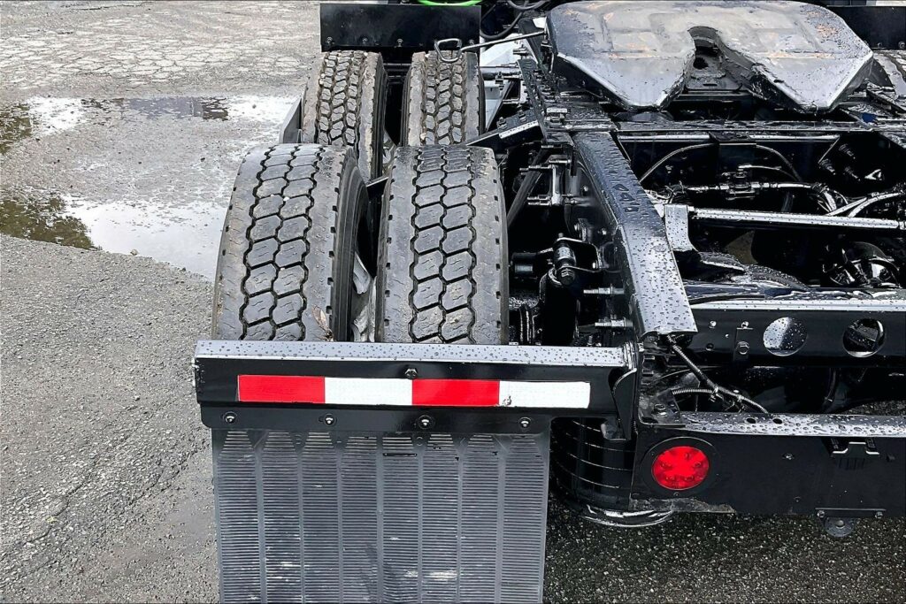 2022 CUM LT625 6×4 Sleeper