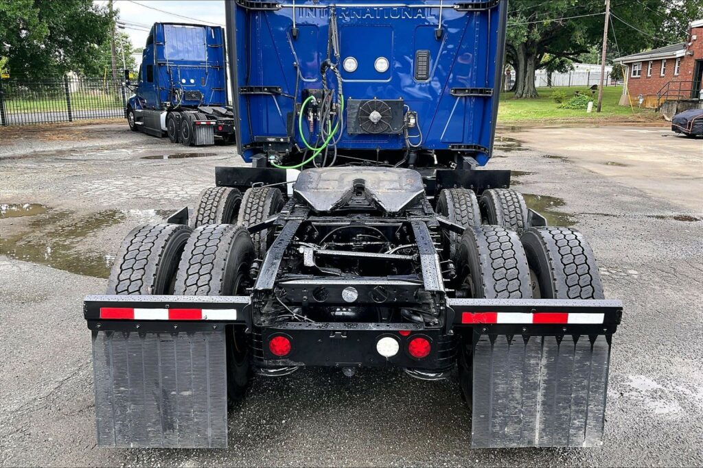 2022 CUM LT625 6×4 Sleeper