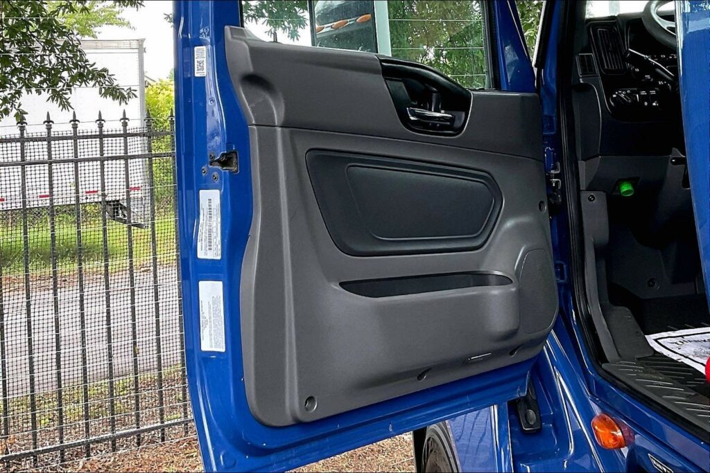 2022 CUM LT625 6×4 Sleeper
