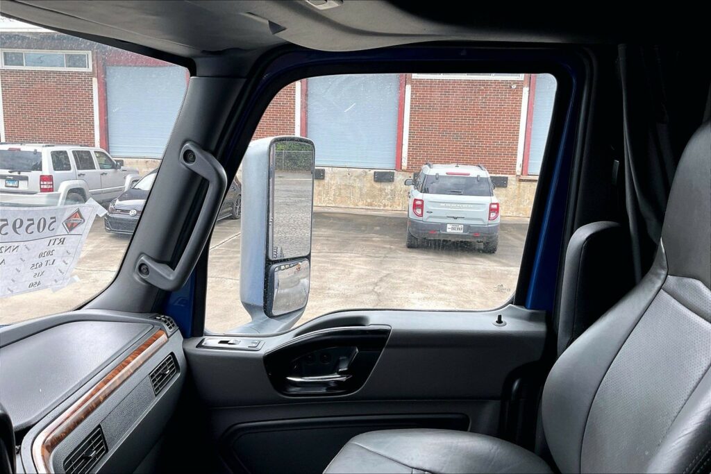 2022 CUM LT625 6×4 Sleeper