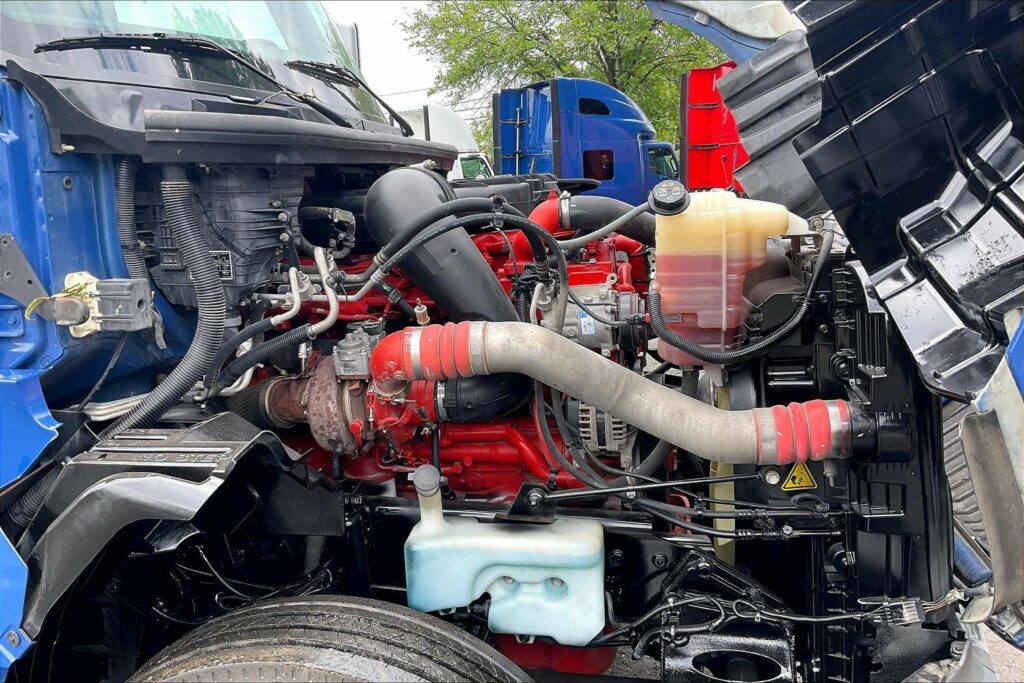 2022 CUM LT625 6×4 Sleeper