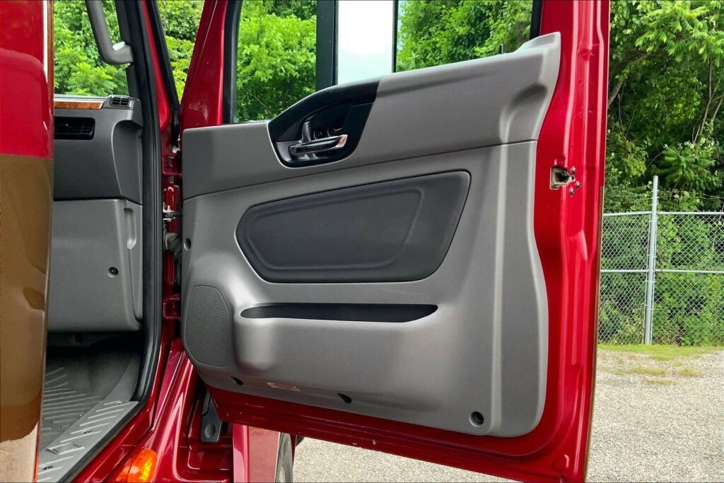 2020 CUM LT625 6×4 Sleeper