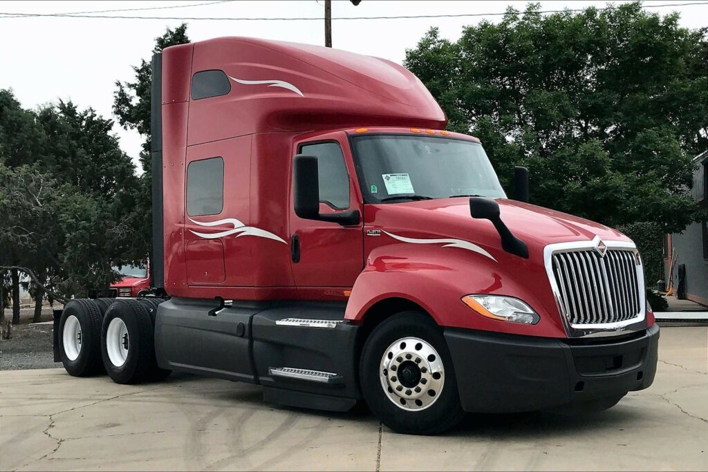 2023 CUM LT625 6X4 Sleeper