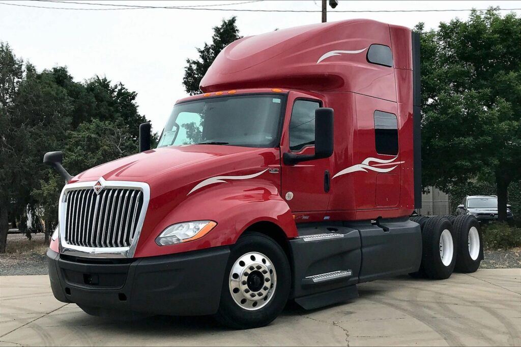2023 CUM LT625 6X4 Sleeper