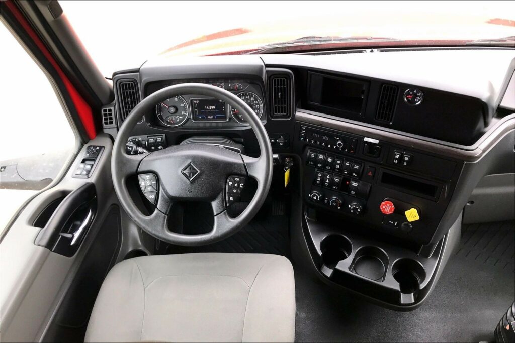 2023 CUM LT625 6X4 Sleeper