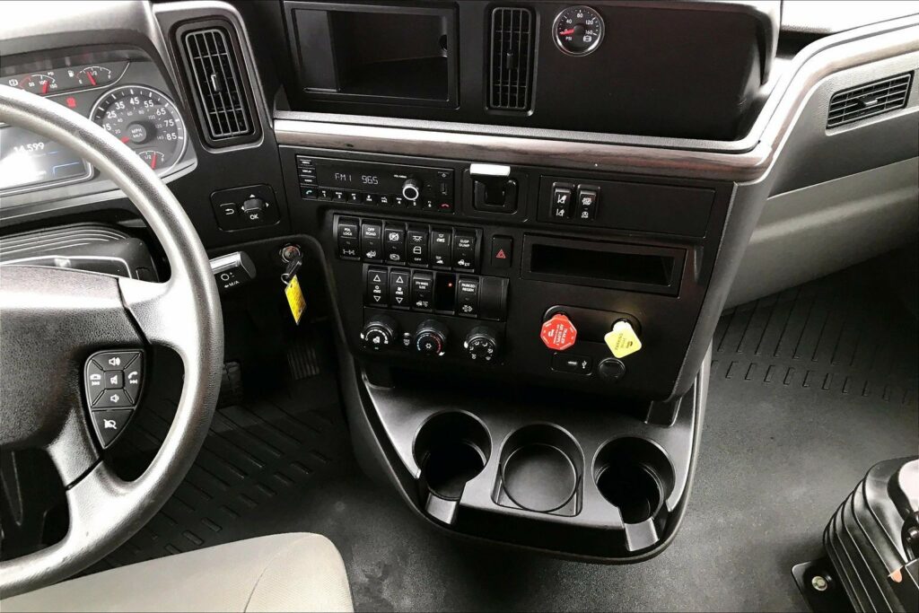 2023 CUM LT625 6X4 Sleeper