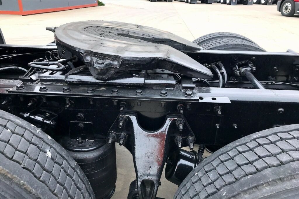 2023 CUM LT625 6X4 Sleeper