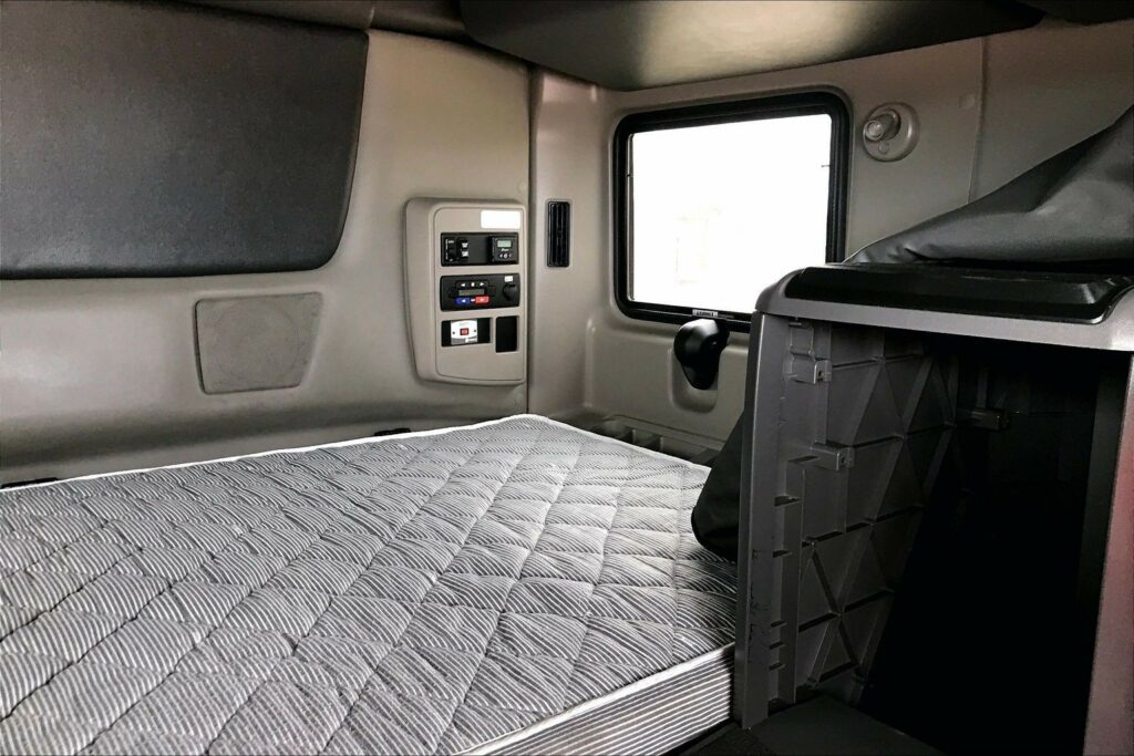 2023 CUM LT625 6X4 Sleeper