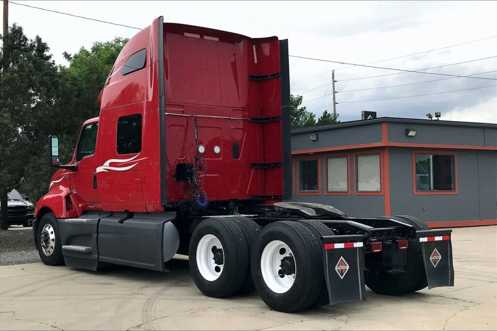 2023 CUM LT625 6X4 Sleeper
