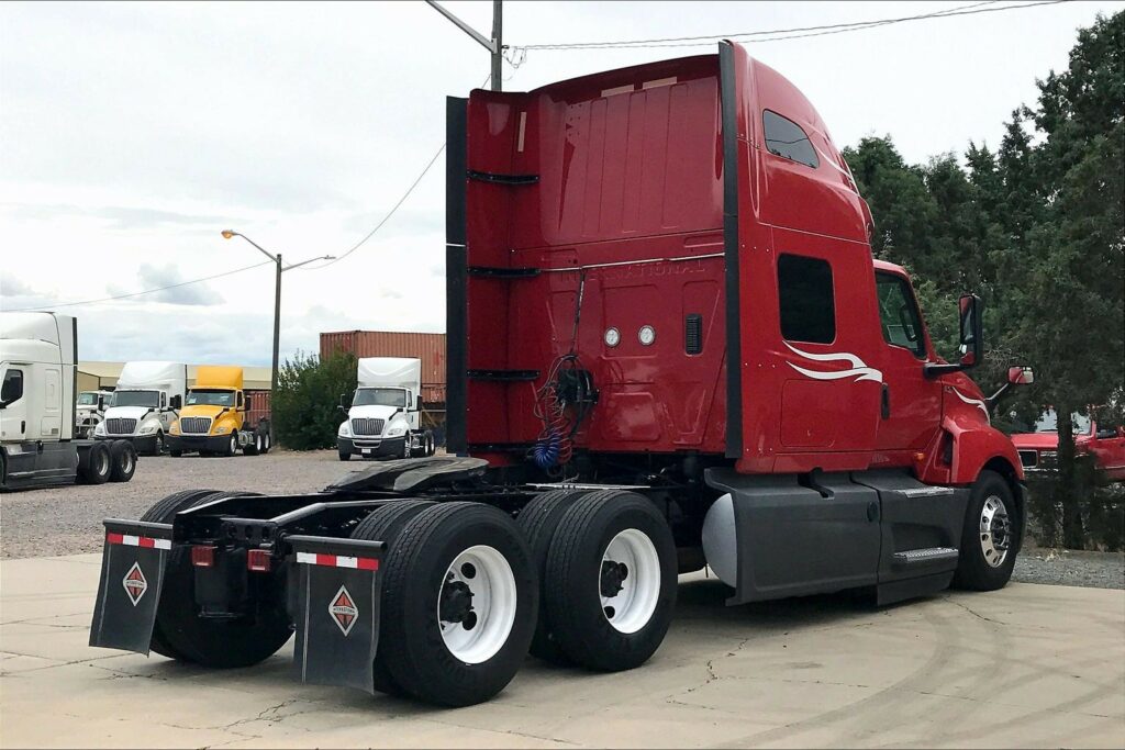 2023 CUM LT625 6X4 Sleeper