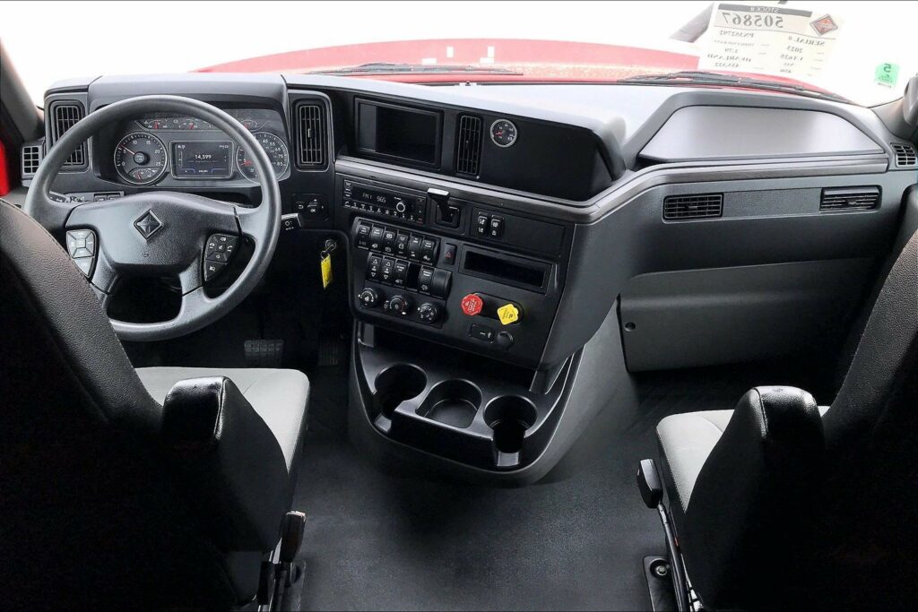 2023 CUM LT625 6X4 Sleeper