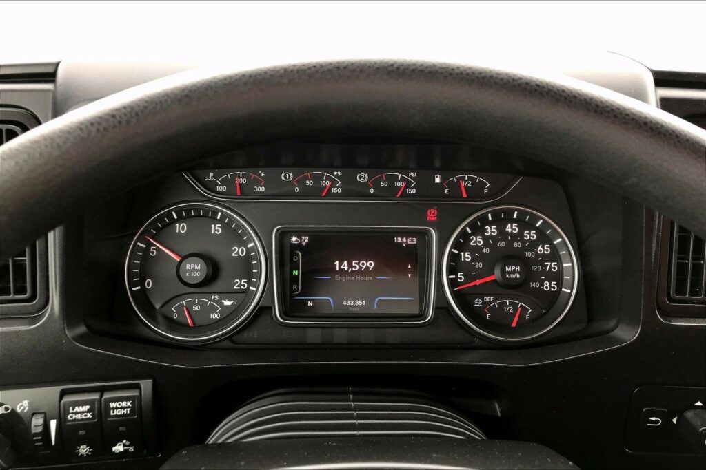 2023 CUM LT625 6X4 Sleeper