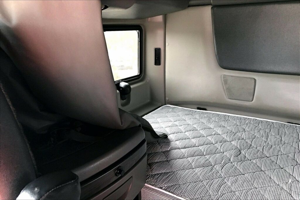 2023 CUM LT625 6X4 Sleeper