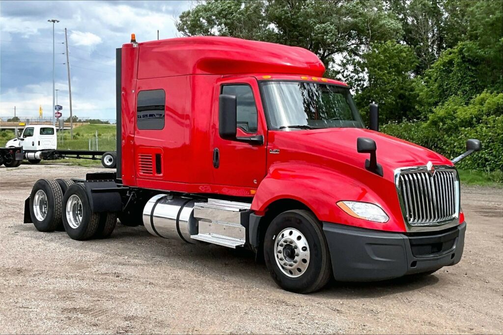 2021 CUM LT625 6×4 Sleeper
